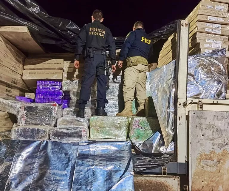 PRF e PF apreendem 4,5 toneladas de maconha em caminhão com destino a Paraíba