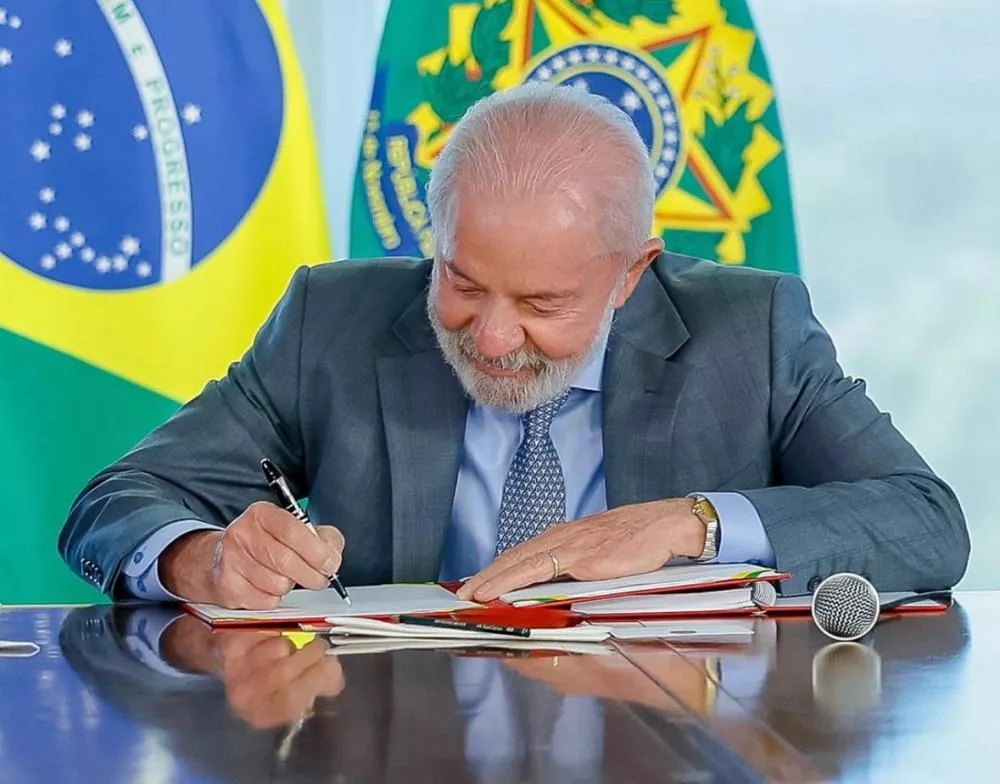 Lula sanciona lei que institui crédito consignado para CLT, incluindo motoristas de app