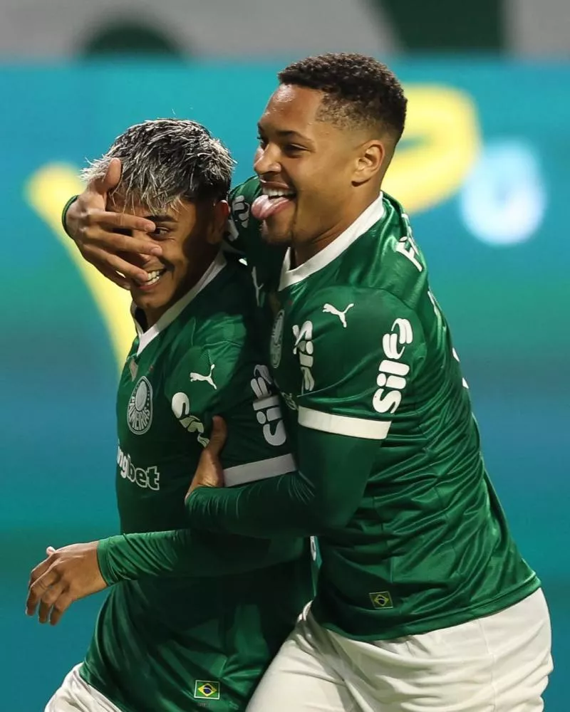 Palmeiras vence Grêmio e segue caça a Cruzeiro e Flamengo pela ponta do Brasileirão