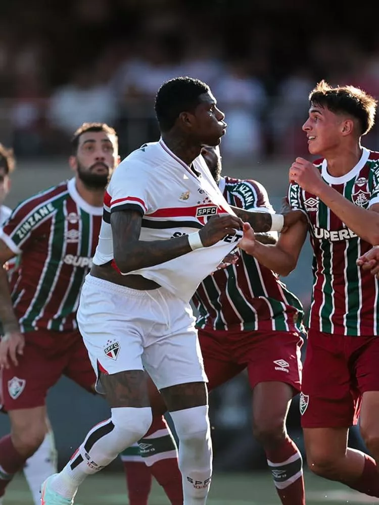 São Paulo perde pênalti, tem gols anulados e toma susto do Fluminense, mas engata terceira vitória seguida