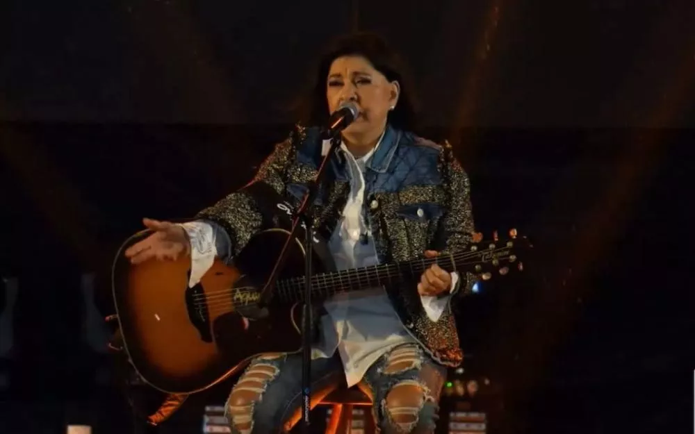 Em show na Paraíba, Roberta Miranda reage a gesto obsceno de homem que mostrou o dedo para ela: “Vá tomar no c*”