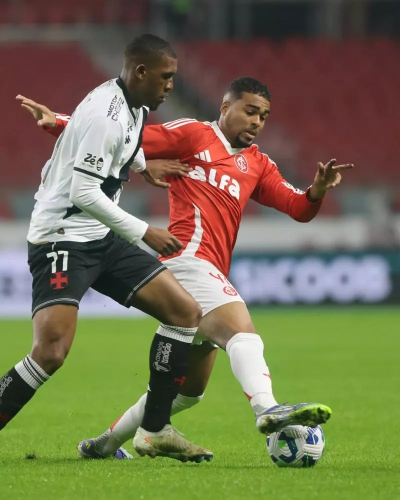 Léo Jardim vai de herói a vilão, Vasco sofre empate do Inter no fim e empurra Santos para Z-4 do Brasileirão