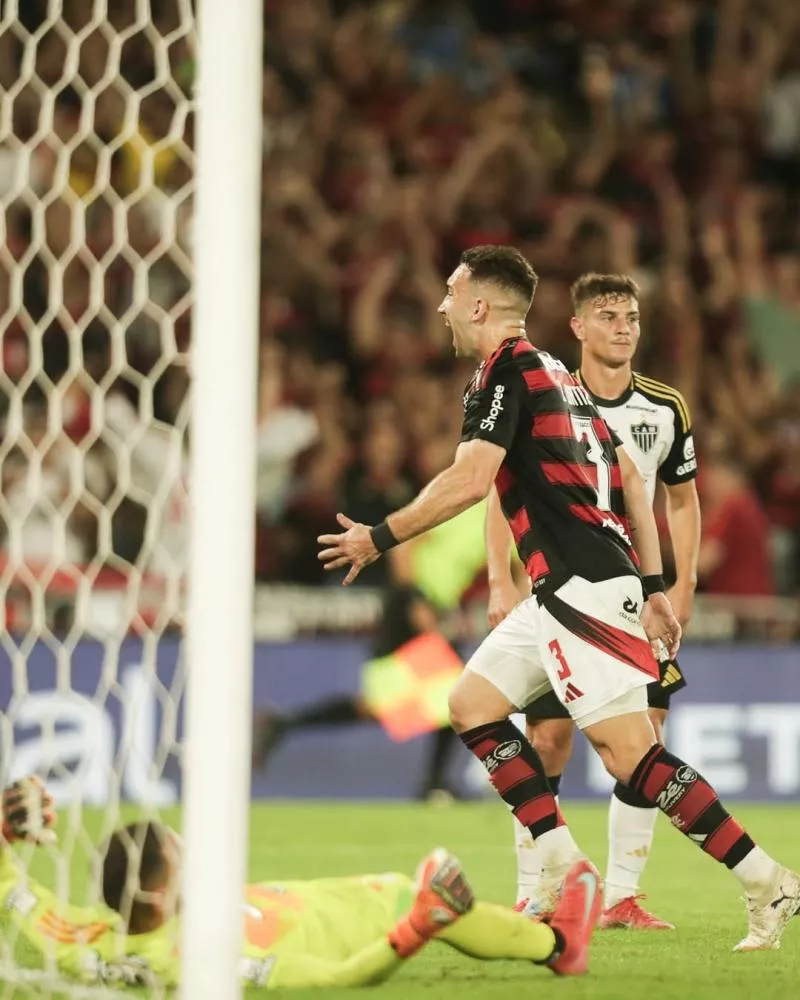 Flamengo vence Atlético-MG com gol de Léo Ortiz e assume liderança do Brasileirão