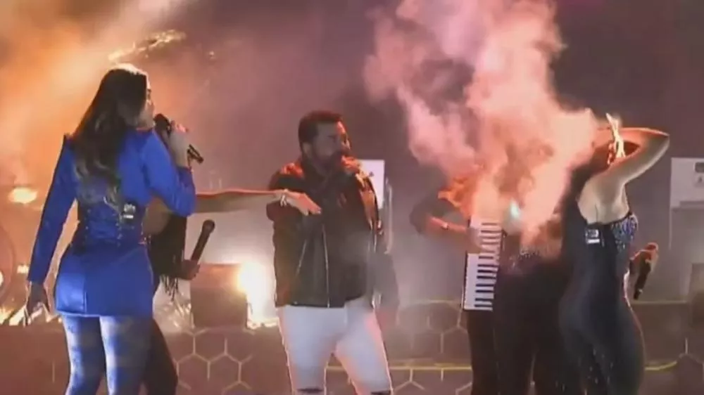 VÍDEO: Backing vocal da banda Limão com Mel tem cabelo atingido por fogo durante show em Salgueiro