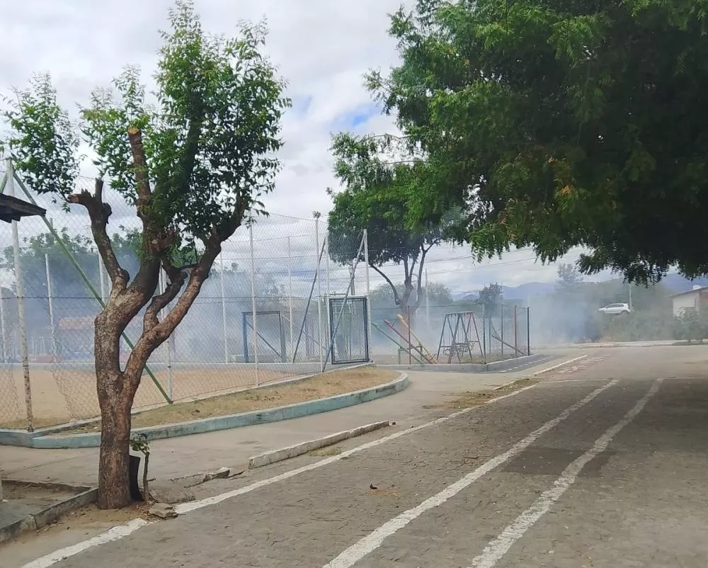 Moradora reclama de ateamento de fogo em lixo e fumaceira em praça no bairro Alto da Tubiba, em Patos