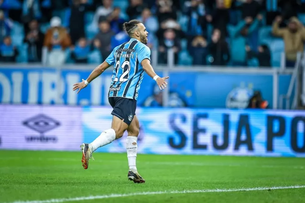 Goleiro faz dois pênaltis em 5 minutos, Grêmio vence Fortaleza e se distancia do Z-4 do Brasileirão