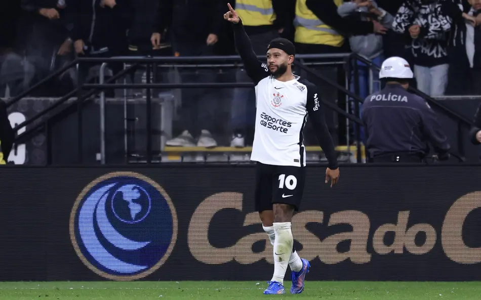 Corinthians vence Palmeiras em jogo com pênalti perdido, gol de Memphis Depay e polêmica e sai na frente na Copa do Brasil