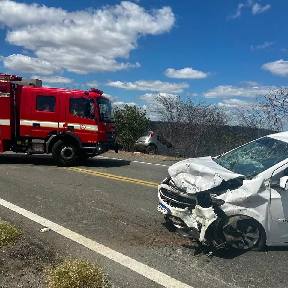 Colisão frontal na BR-230 entre Pombal e Aparecida deixa três pessoas feridas