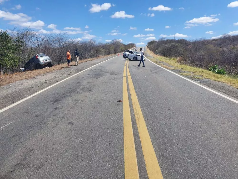 Ultrapassagem proibida causou colisão frontal que deixou três pessoas gravemente feridas na BR-230, entre Pombal e Aparecida, diz PRF