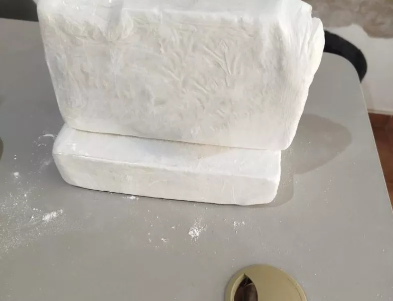 Polícia Militar apreende tabletes de substância semelhante à cocaína encontrados nos fundos de residência em Patos