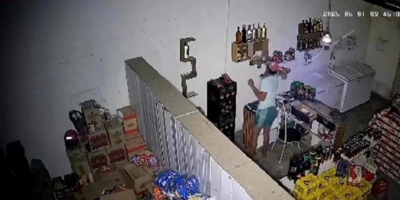 Homem é flagrado furtando estabelecimento comercial durante a madrugada em Coremas
