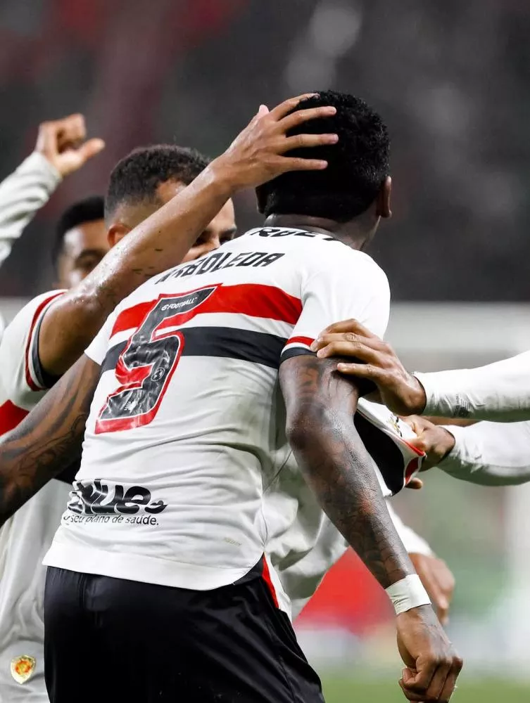 Arboleda amplia fase artilheira, São Paulo bate Inter no Beira-Rio e emplaca quarta vitória seguida com Crespo no Brasileirão