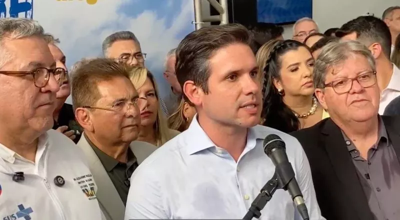 Hugo Motta diz que decisão de Moraes sobre prisão de Bolsonaro “deve ser cumprida, não discutida”, mas defende “direito à defesa”