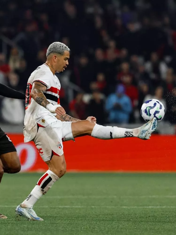 Athletico-PR conta com expulsão cedo, vence, elimina o São Paulo nos pênaltis e avança para as quartas da Copa do Brasil