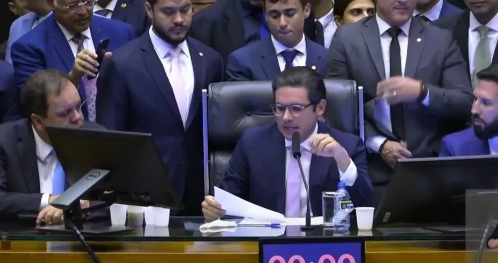 Sessão tensa: Hugo Motta dribla ocupação da oposição e abre plenário da Câmara após impasse