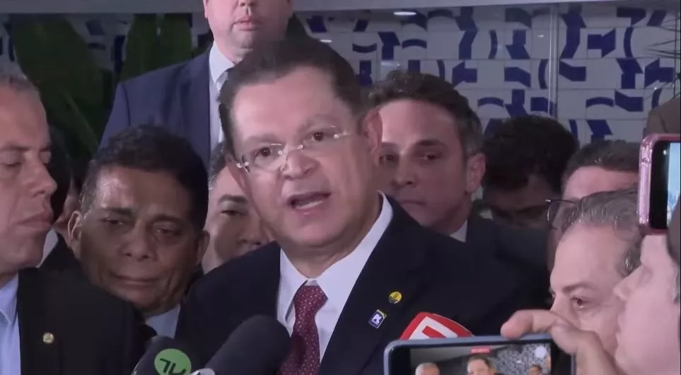 Líder do PL afirma que Hugo Motta vai pautar anistia do 8 de Janeiro e fim do foro privilegiado na próxima semana; governistas negam acordo