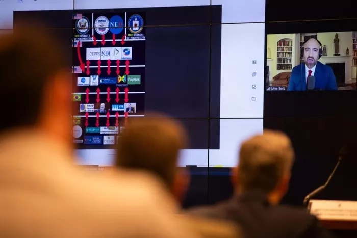 Ex-secretário de Trump acusa CIA de interferir nas eleições do Brasil