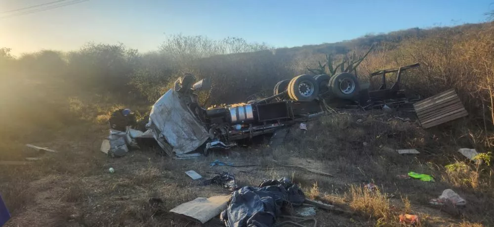 PRF divulga novas informações sobre grave capotamento de caminhão na Serra de Santa Luzia