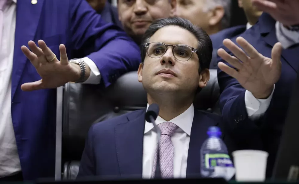 Hugo analisa imagens e avalia punir deputados que tumultuaram a Câmara