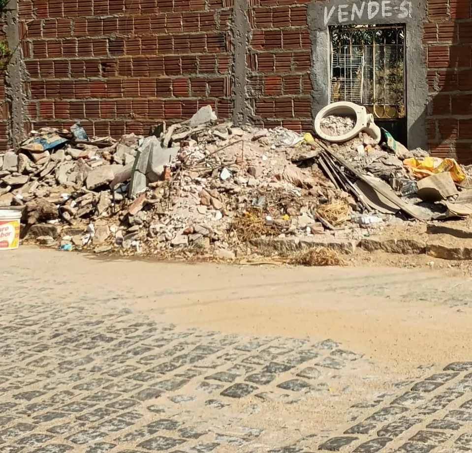 Moradores do bairro Santa Clara, Zona Oeste de Patos-PB, cobram retirada de lixo e entulhos em espaço destinado à passagem de pedestres