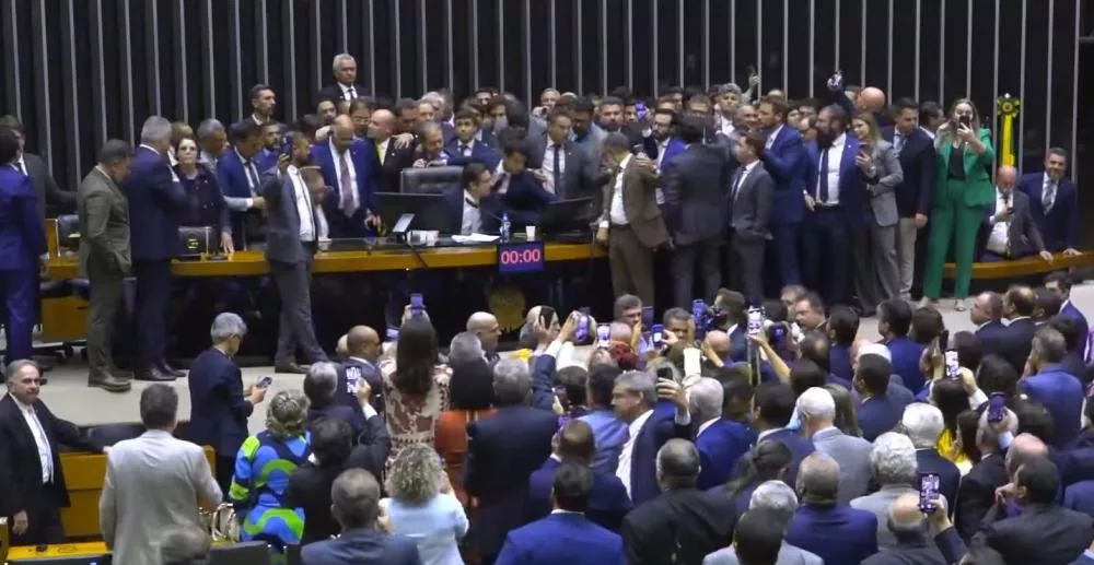Hugo Motta envia pedidos de suspensão de deputados à Corregedoria por protestos na Câmara
