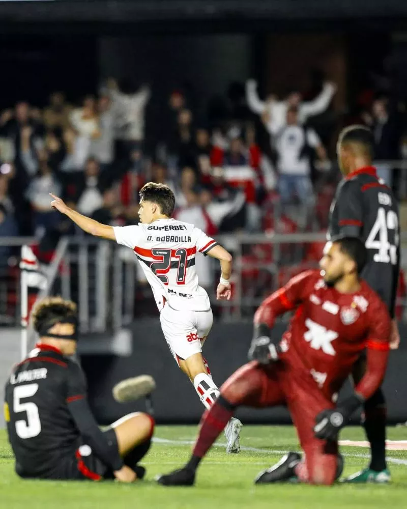 São Paulo se recupera após eliminação, domina o Vitória, cola no G-4 e chega com moral para a Libertadores