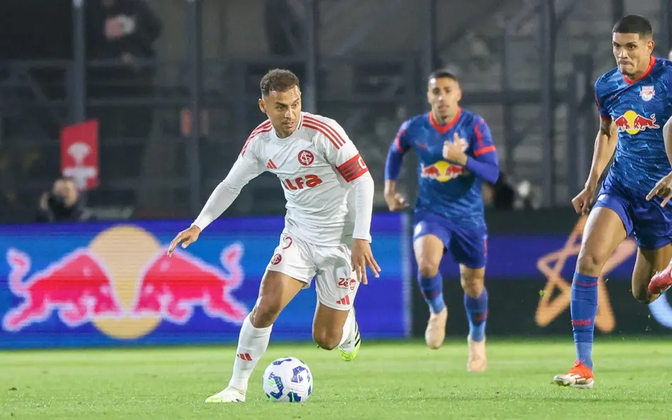 Internacional vence Bragantino e espanta, por enquanto, a crise