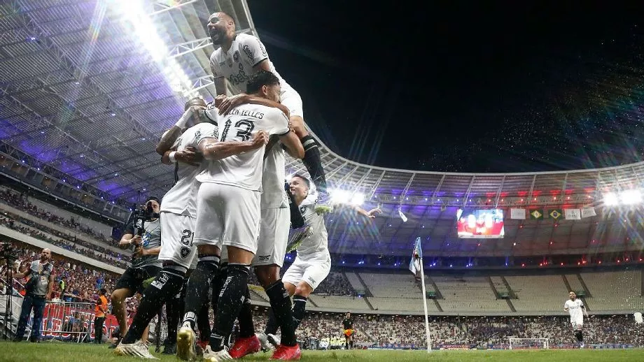 Botafogo aproveita expulsão 'relâmpago' e goleia Fortaleza no reencontro com Renato Paiva