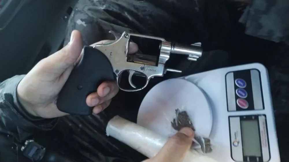 Polícia Militar prende jovem por tráfico de drogas e porte ilegal de arma de fogo na Rua do Meio, em Patos