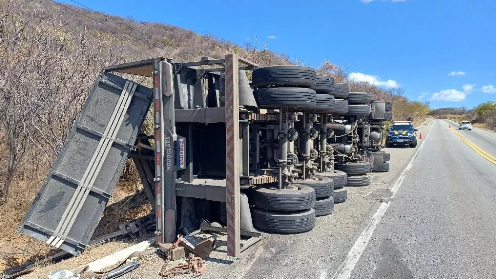 PRF divulga novos detalhes sobre tombamento de carreta carregada com rocha ornamental na Serra de Santa Luzia