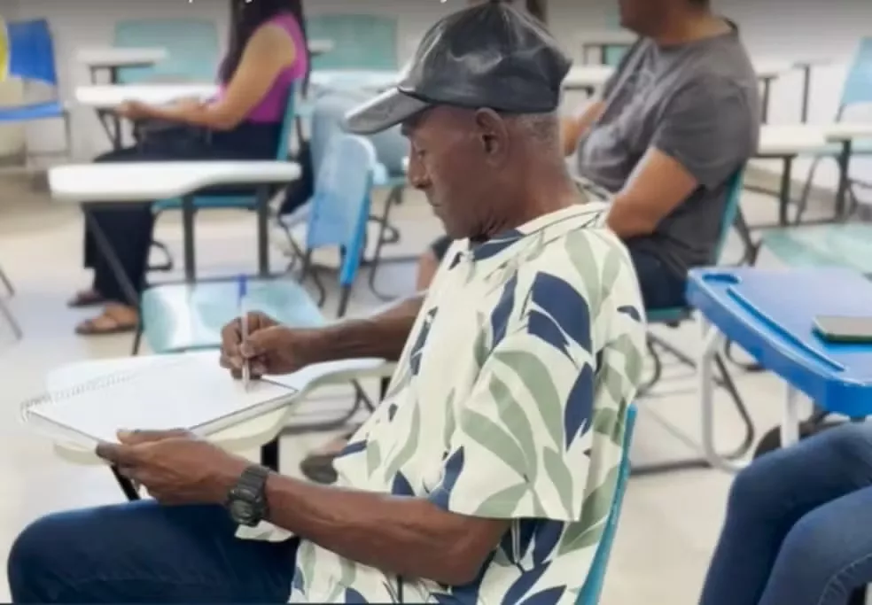 Aos 74 anos, estudante de Rádio e TV da UFPB inspira colegas e professores