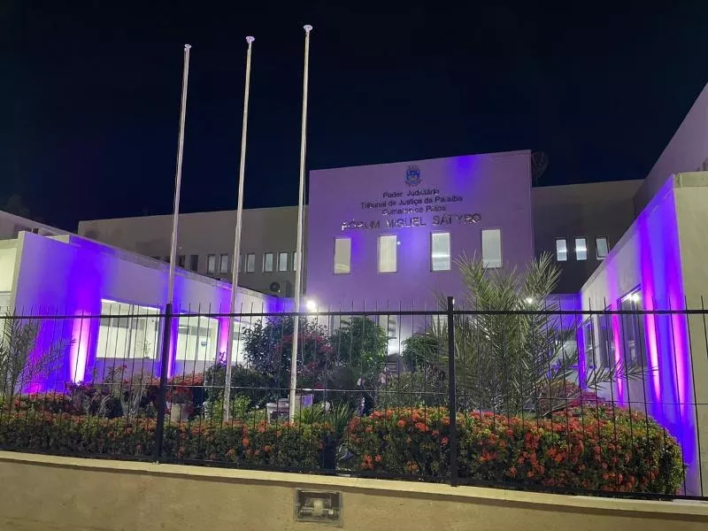 Parceria entre a Prefeitura de Patos e o TJPB leva iluminação do Agosto Lilás ao Fórum Miguel Sátyro