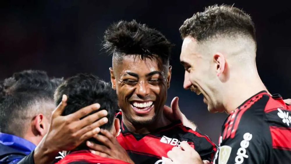 Com gol de Bruno Henrique, Flamengo vence e larga na frente nas oitavas da Libertadores