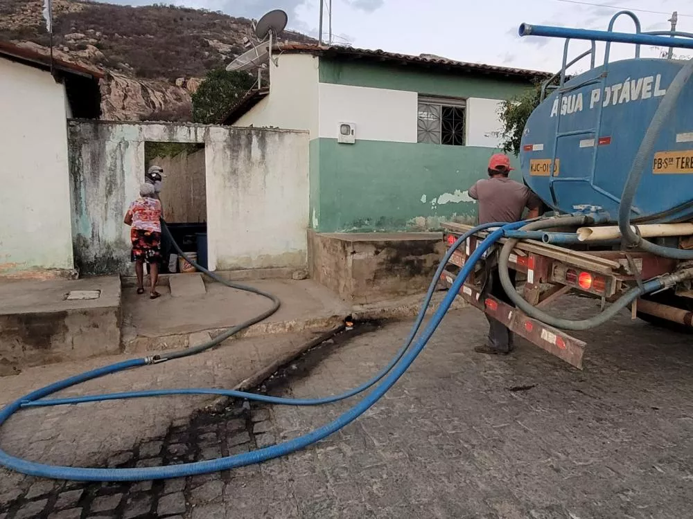 Moradores da zona rural de Patos reclamam da falta de água potável para pessoas e animais