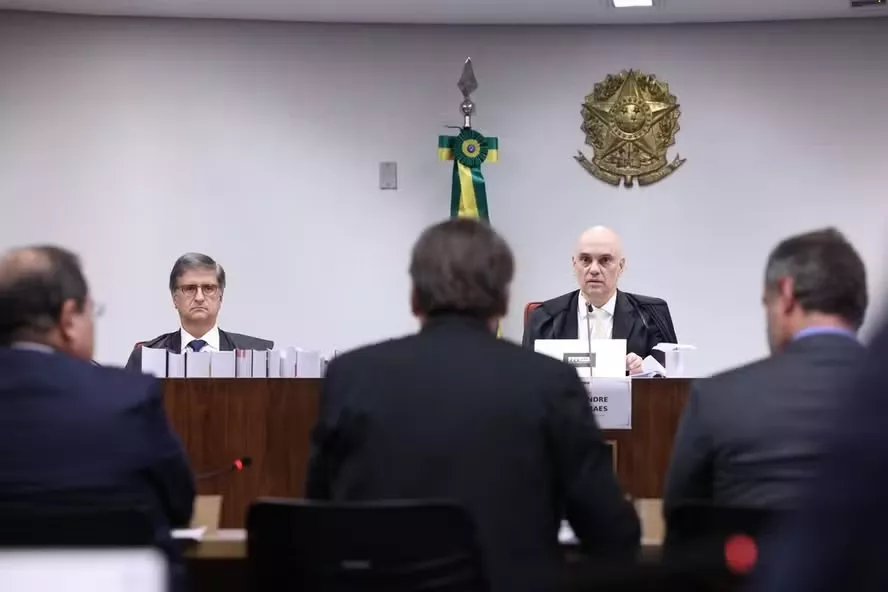 Moraes pede a Zanin que marque data para julgar Bolsonaro e aliados