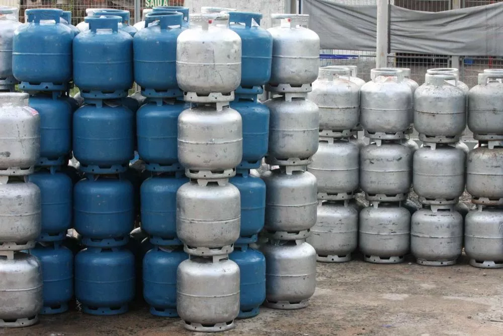 Procon/Patos divulga tabela média de preços do gás de cozinha, água mineral e água adicionada de sais