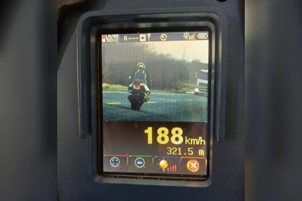 Motociclista é flagrado pela PRF a 188 km/h na BR-230, em Santa Luzia