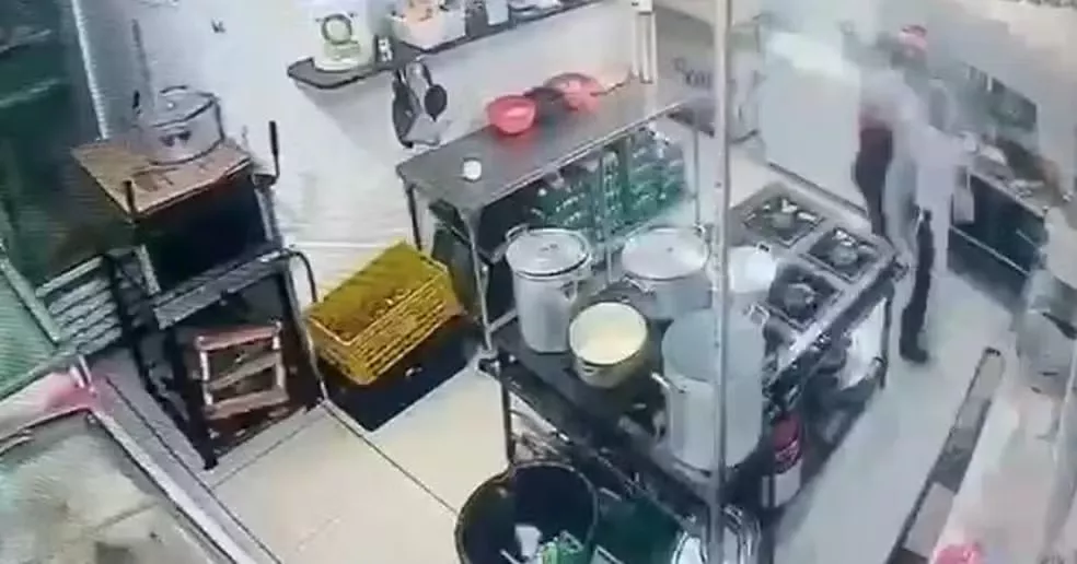 Na Paraíba, mulher é presa após jogar água quente em colega de trabalho em bar