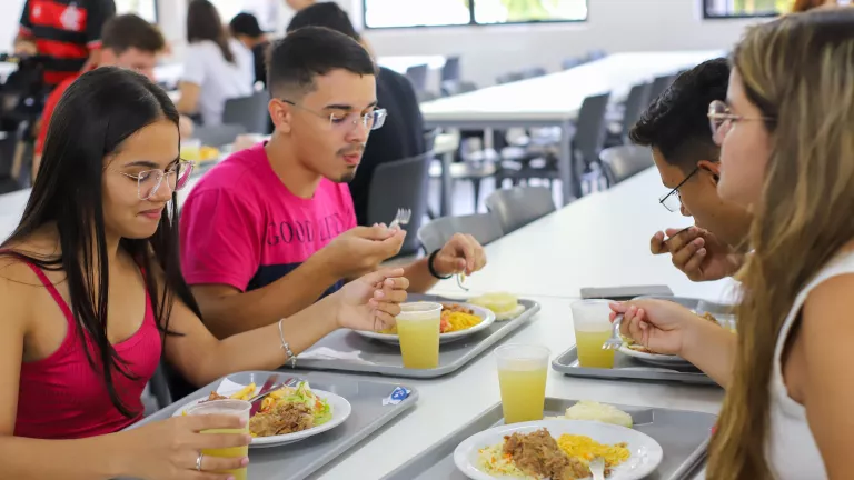 Estudantes da UFPB protestam após reajuste no valor das refeições do Restaurante Universitário; prato custa R$ 17,33