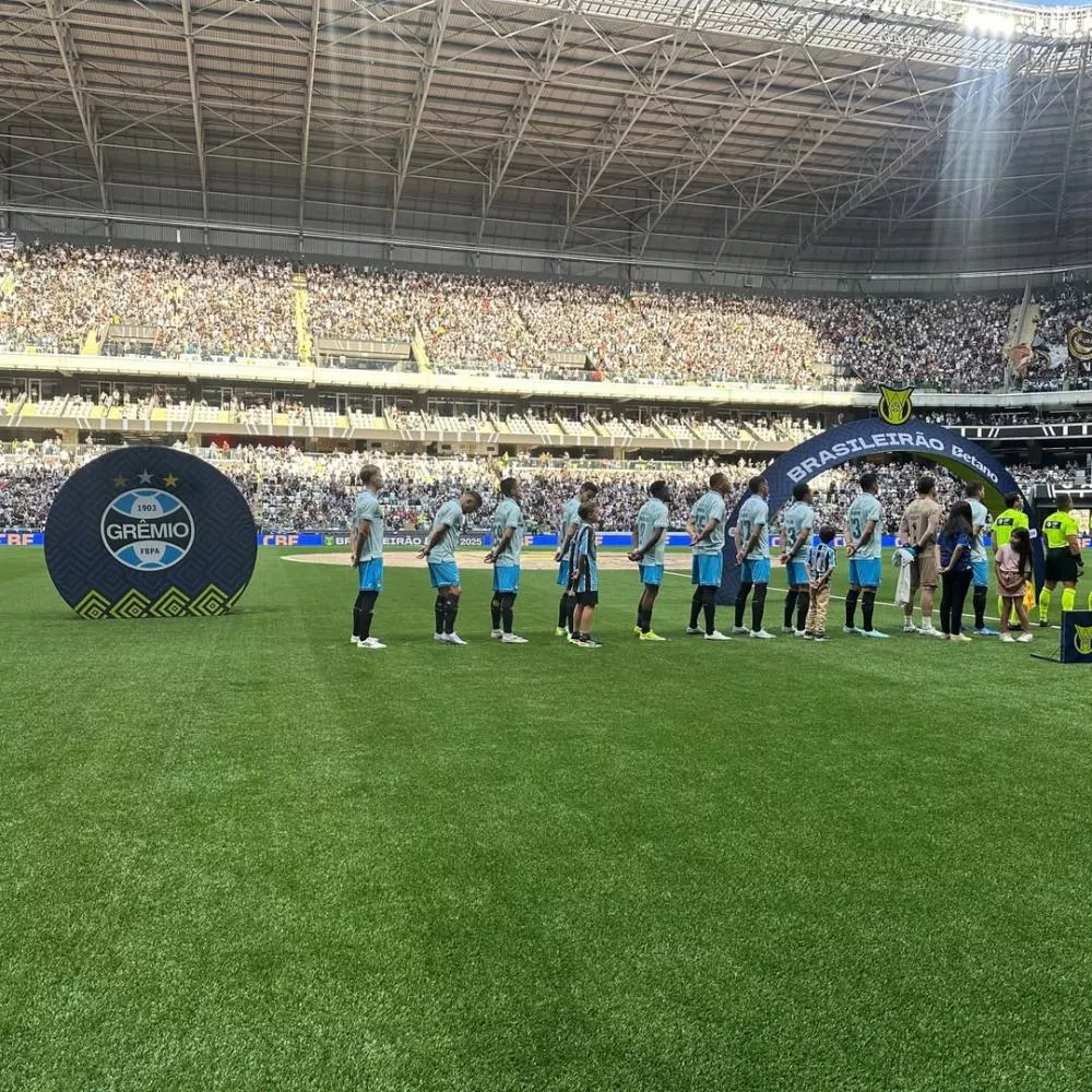 Grêmio vira contra o Atlético-MG em jogo de quatro expulsões na Arena MRV e respira aliviado no Brasileirão