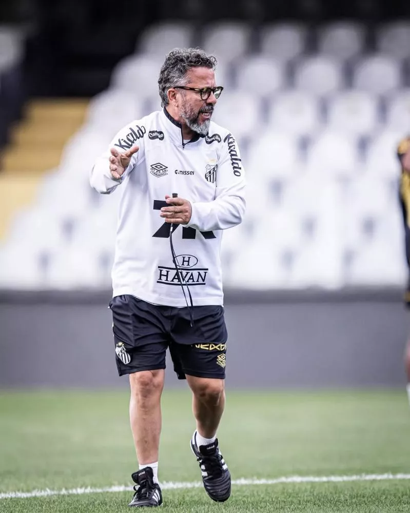 Santos demite Cléber Xavier após levar goleada do Vasco no Morumbis