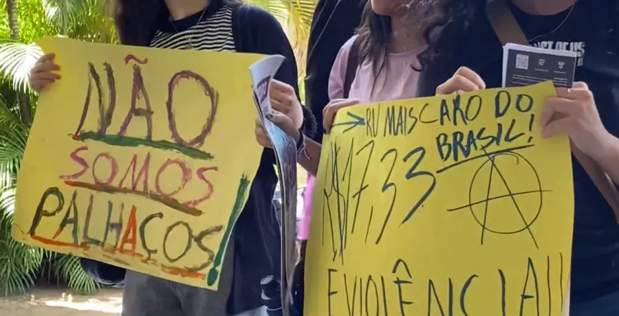 Com cartazes, estudantes realizam protesto contra aumento do preço do restaurante universitário da UFPB, em João Pessoa