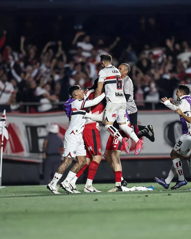 São Paulo passa sufoco no Morumbis lotado, vence nos pênaltis e garante vaga nas quartas da Libertadores