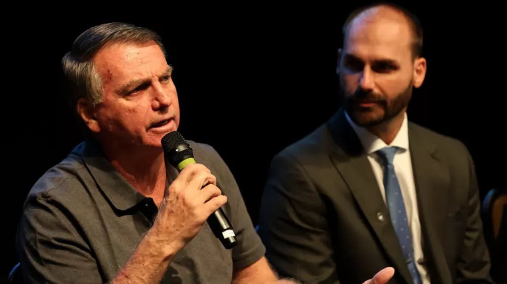 Bolsonaro e Eduardo são indiciados pela PF por coação