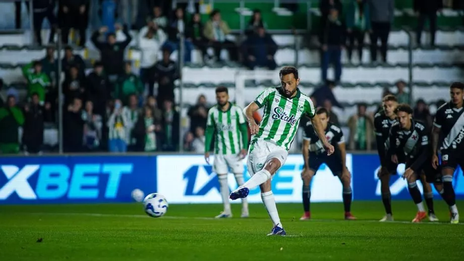Com 'lei do ex' de Nenê, Vasco leva dois gols em 16 minutos e perde do Juventude após 6 a 0 histórico