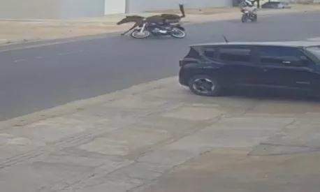 Jovem motociclista fica ferida após cavalos soltos provocarem acidente no bairro Jatobá, em Patos
