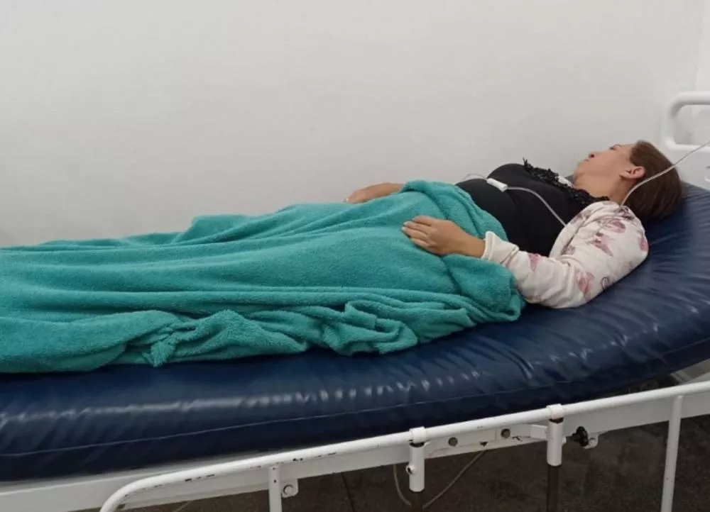 Família reclama de negativa de atendimento e realização de exame no Hospital Regional de Patos para paciente com dores intensas, internada na UPA do Campo da Liga; direção se posiciona