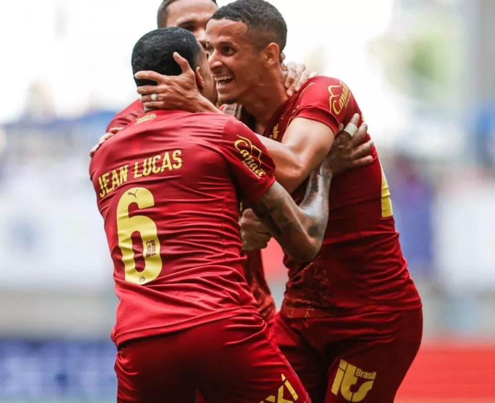 Sob olhares de Ancelotti, Everton Ribeiro brilha e Bahia vence o Santos pelo Brasileirão