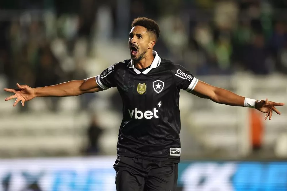 Estreante espanhol marca dois, Botafogo vira sobre o Juventude e se recupera após eliminação na Libertadores