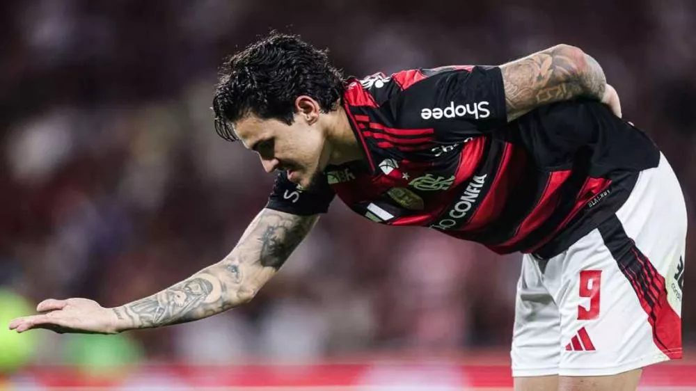 Pedro dá show com hat-trick, Flamengo enfia 8 a 0 histórico no Vitória e mantém folga na liderança do Brasileirão